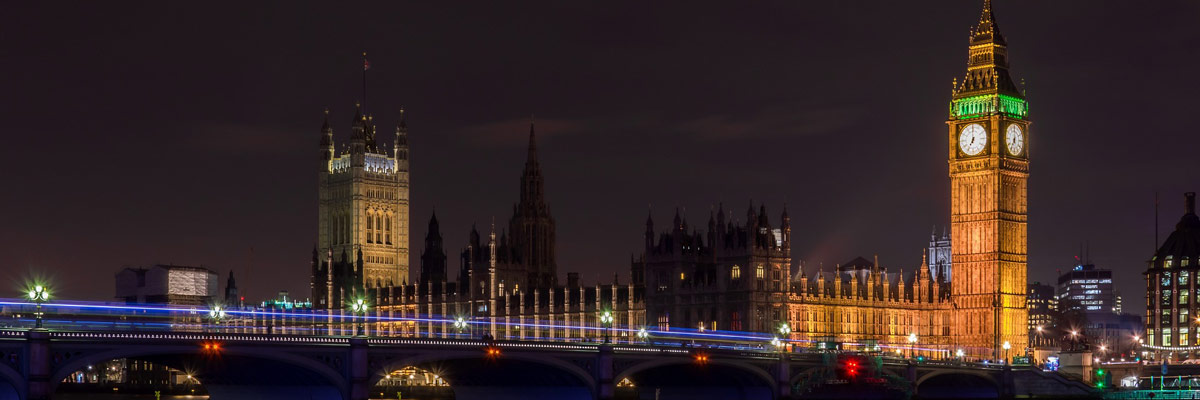 London in der Nacht mit viel Licht