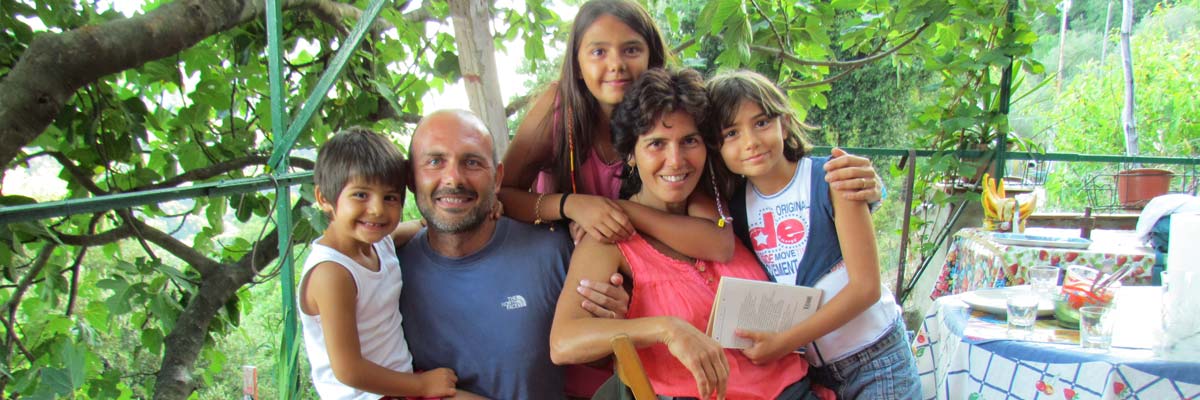 Luca e la sua famiglia di fronte a un albero