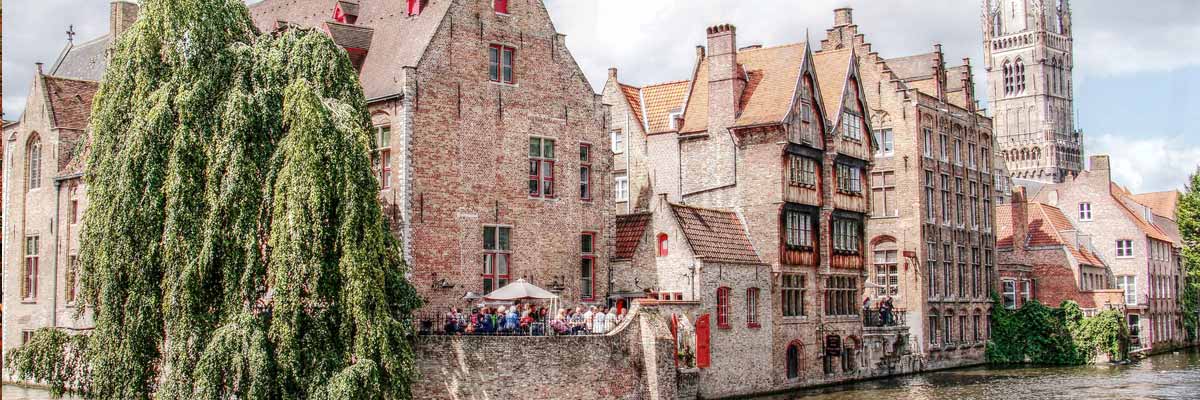 Belgische gebouwen die op een rivier liggen