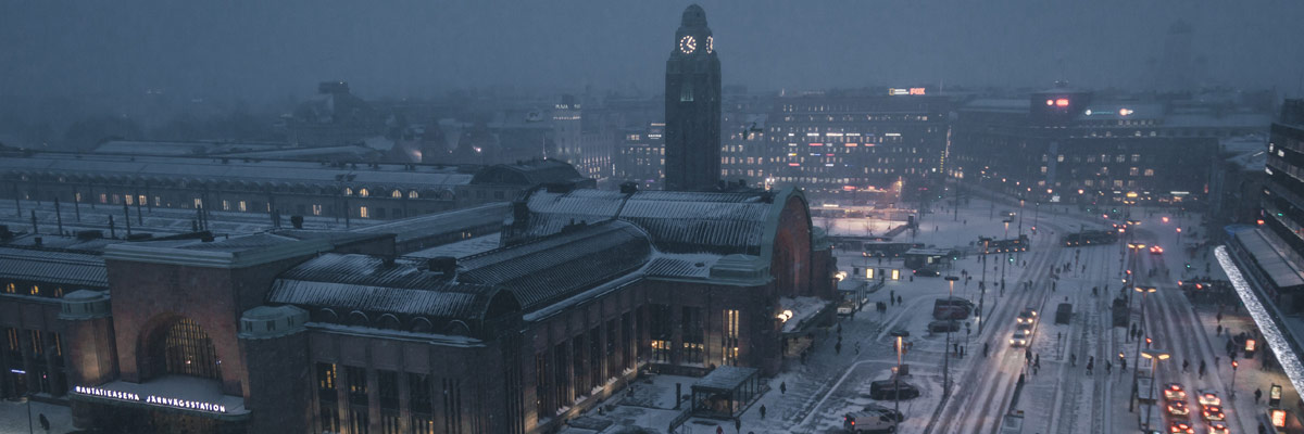 Verschneite Straßen in Helsinki mit viel Verkehr