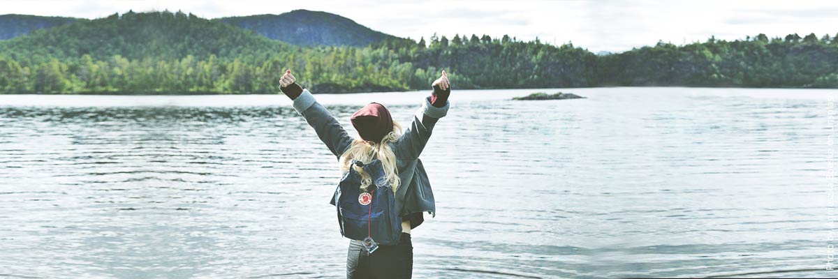 Chica frente a un lago