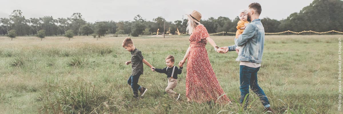 Una famiglia in un prato