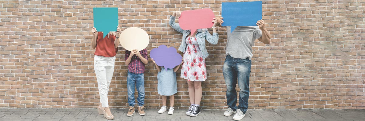 Familie hält Sprechblasen in die Luft