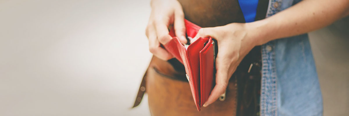 Mädchen mit roter Geldbörse in ihren Händen