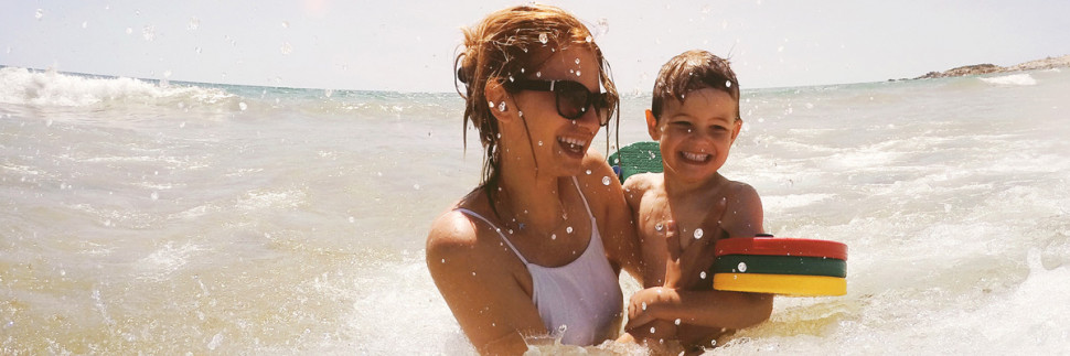 Au pair con niño en la playa