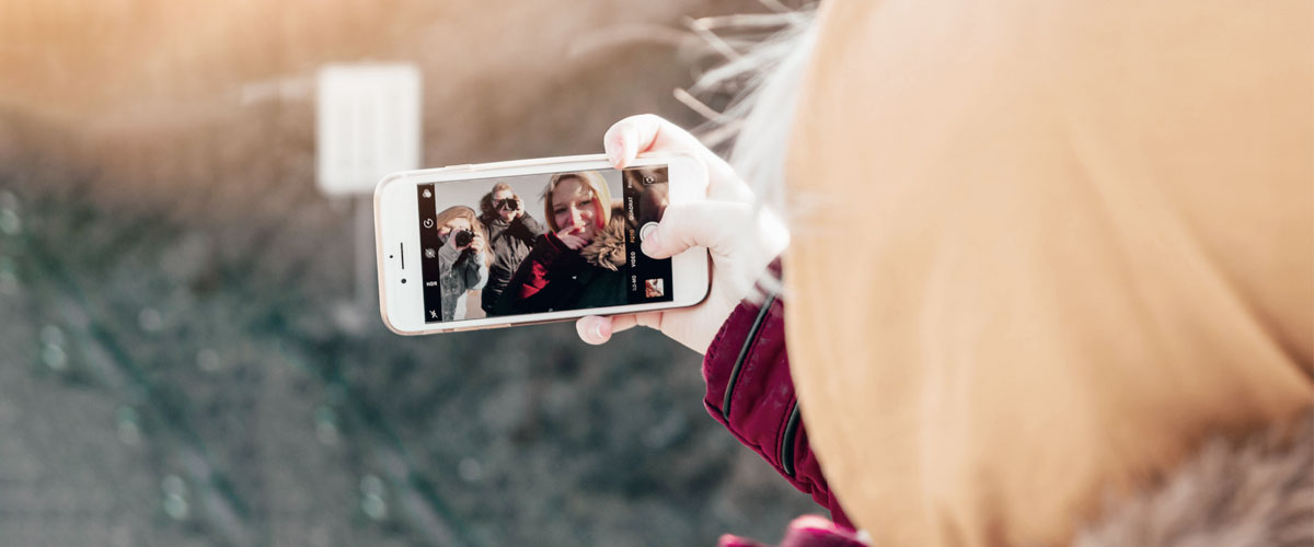 Una chica haciéndose un selfie