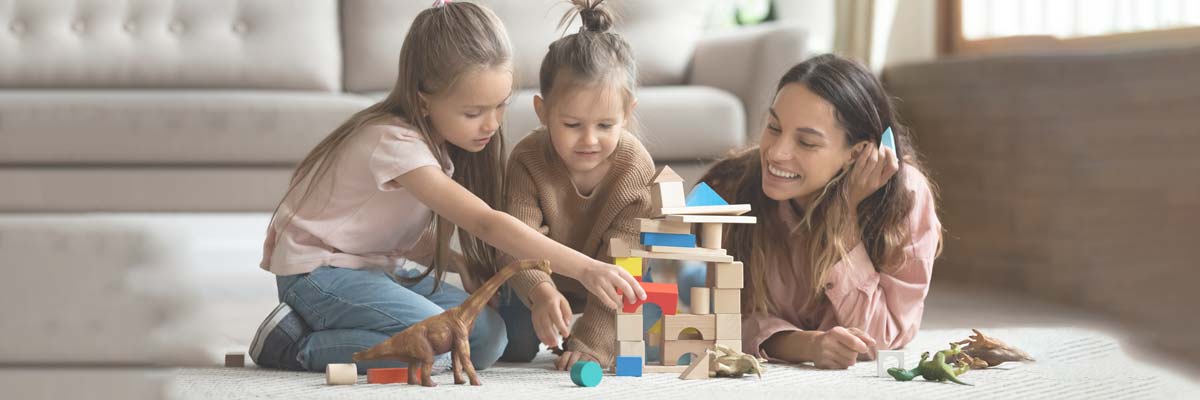 Eine Nanny spielt mit Kindern