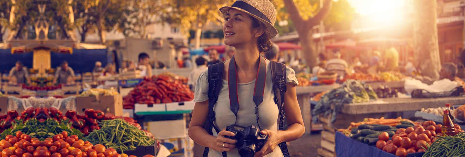 au pair in a market with a camera in the hands