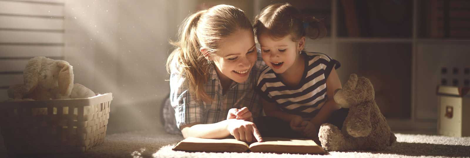 Un au pair e un bambino leggono un libro insieme