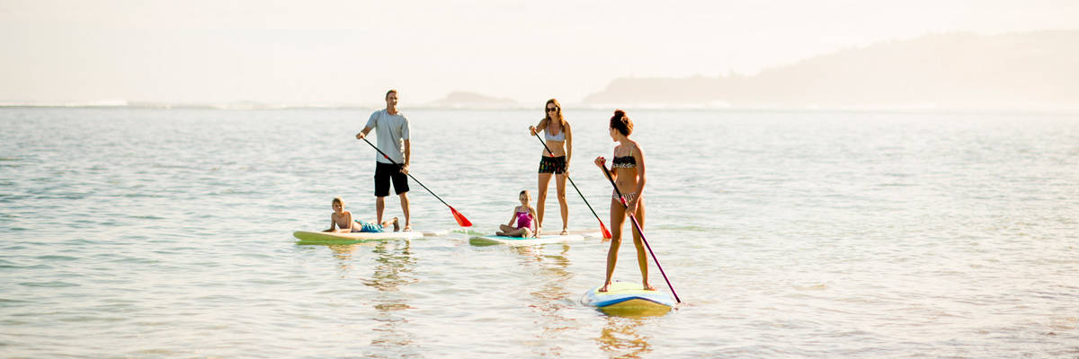 Une famille d'accueil et son au pair à la mer