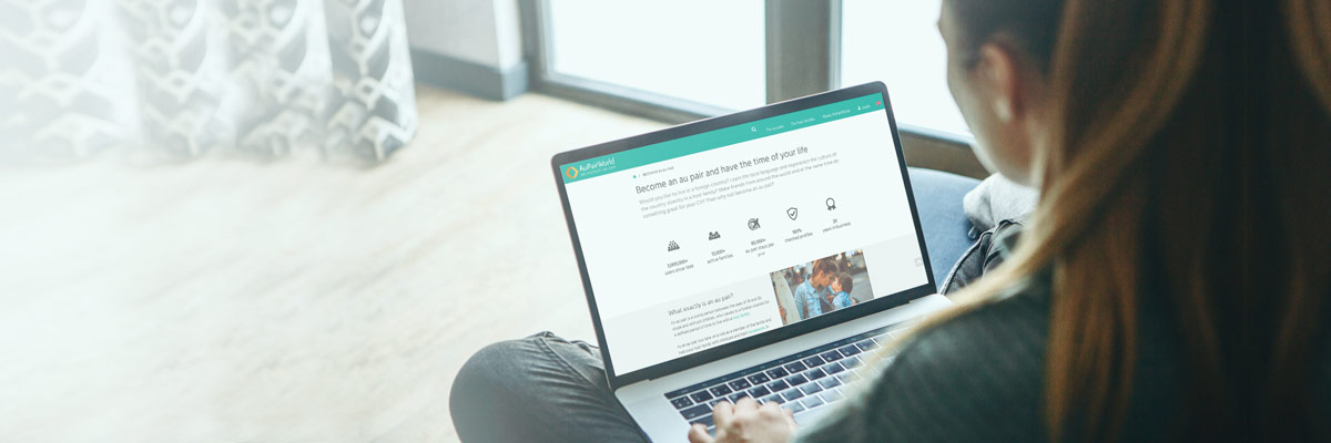 Au-pair am Laptop