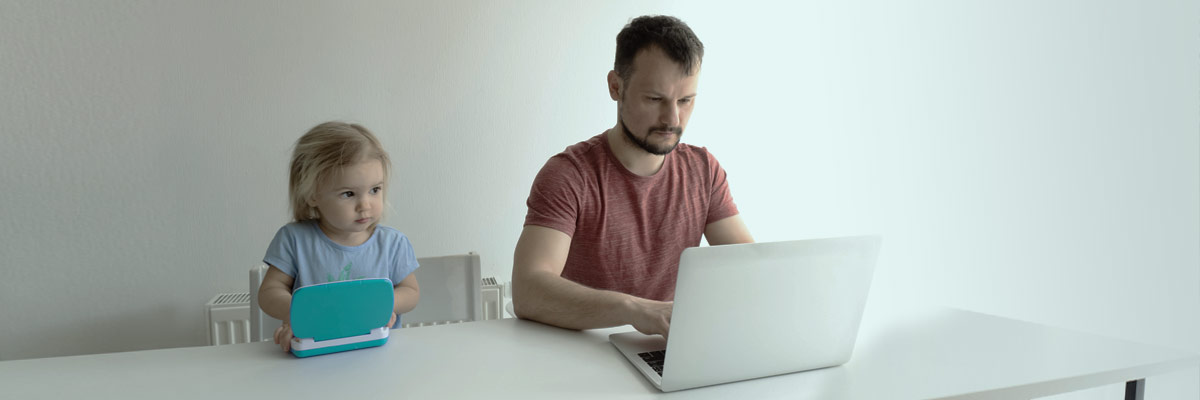 Padre e hija frentre a un ordenador