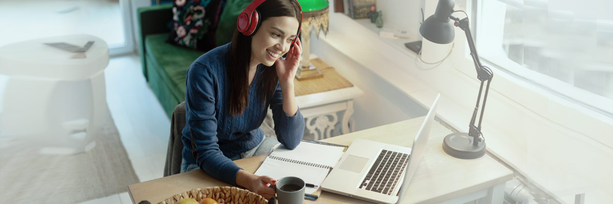 Eine Frau vor einem Laptop