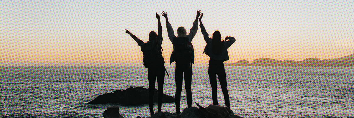 ragazze durante il tramonto sulla spiaggia