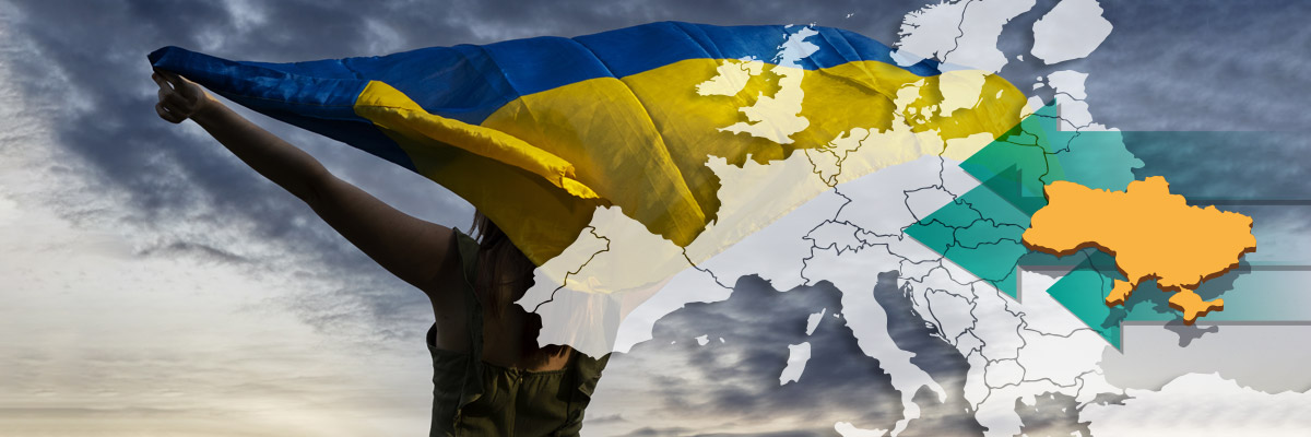 Ragazza con bandiera dell'Ucraina e cartina dell'Europa