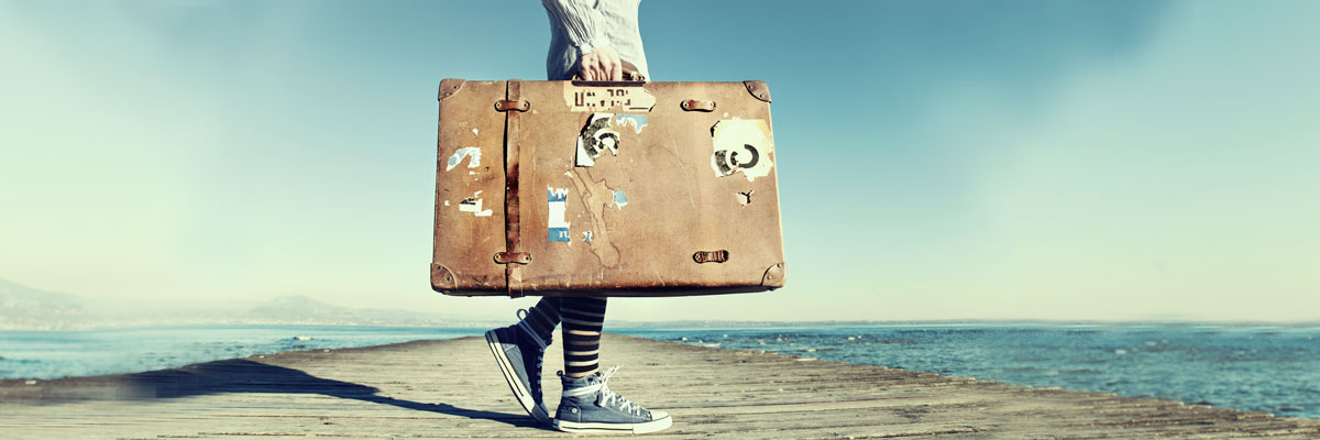 Fille avec une valise