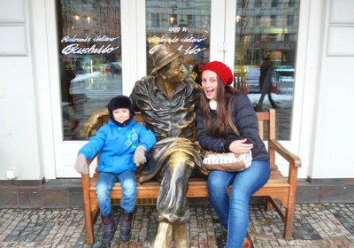 Ellie et les enfants de sa famille d'accueil