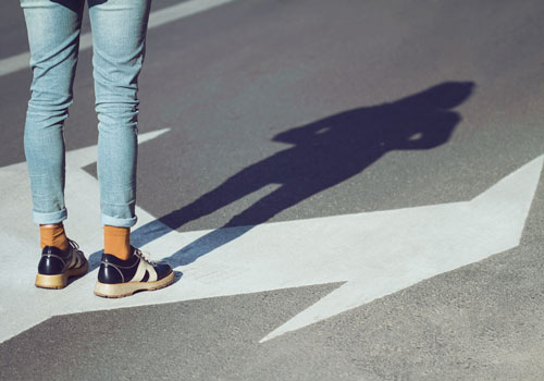 fille debout sur deux flèches