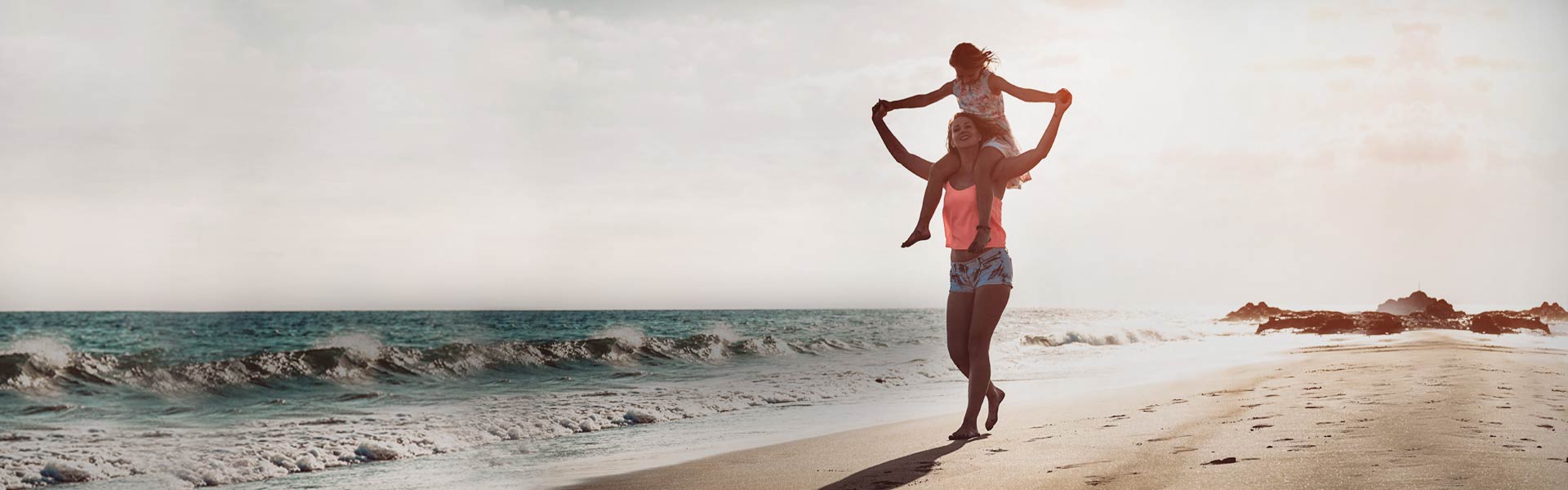 Au pair con niño en la playa