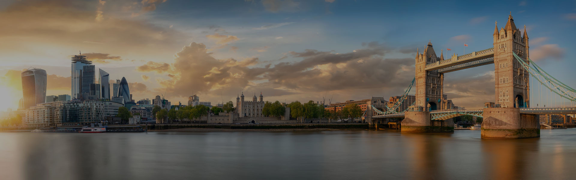 Skyline di Londra con il Tower Bridge