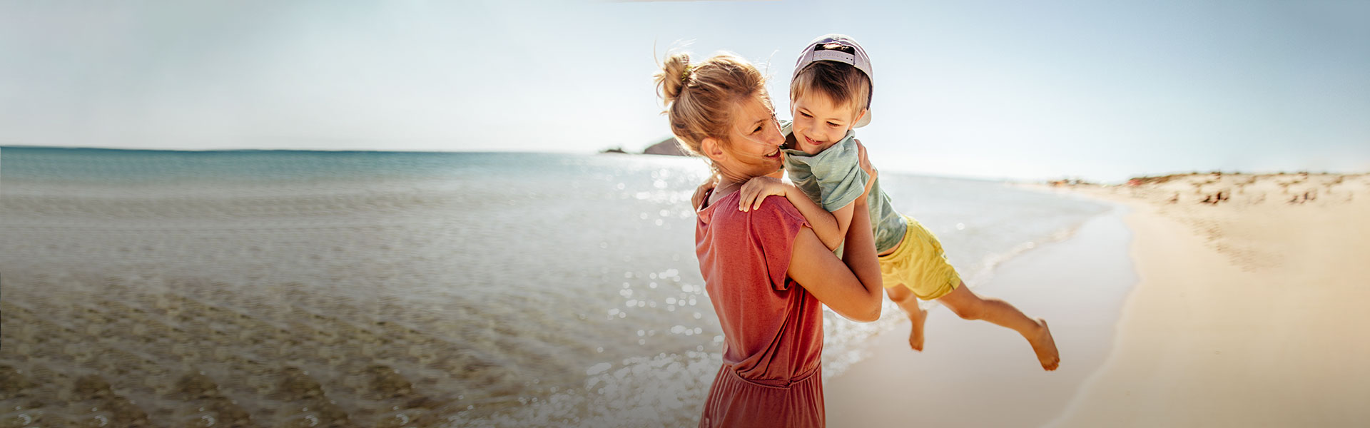 au pair con niño en la playa