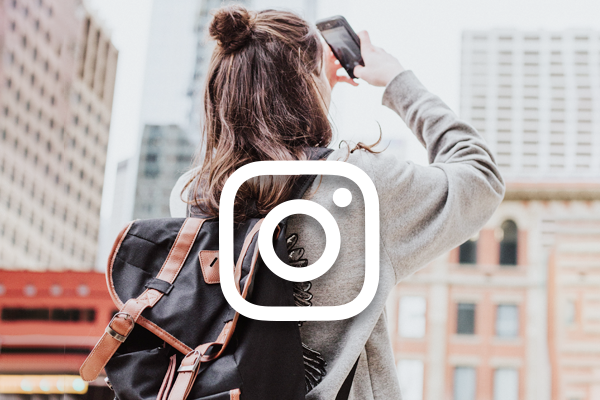 Instagram, une fille prend des photos avec son mobile