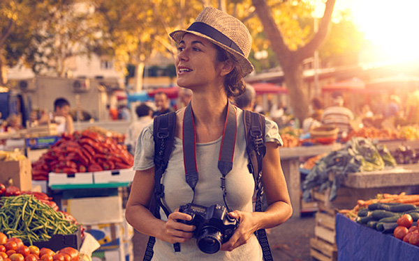 Jeune femme sur le marché