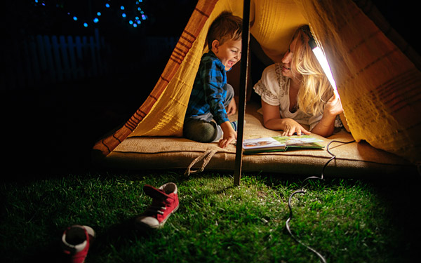 Un au pair con un bambino in una tenda da campeggio
