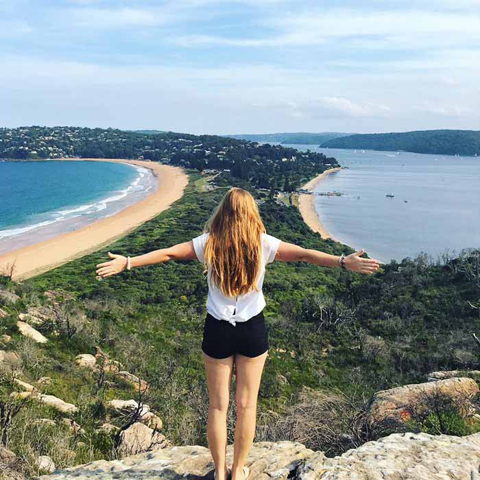 Nina en una panorámica de Australia