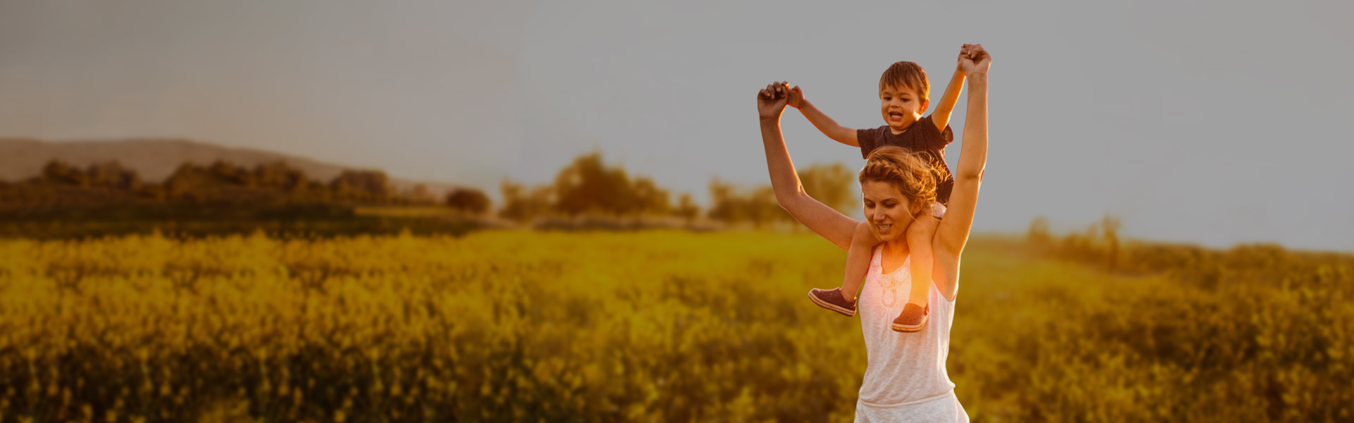 Ragazza alla pari con bambino sulle spalle