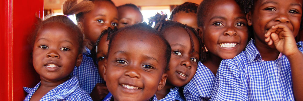 Kinder in afrikanischer Schule lachen in die Kamera