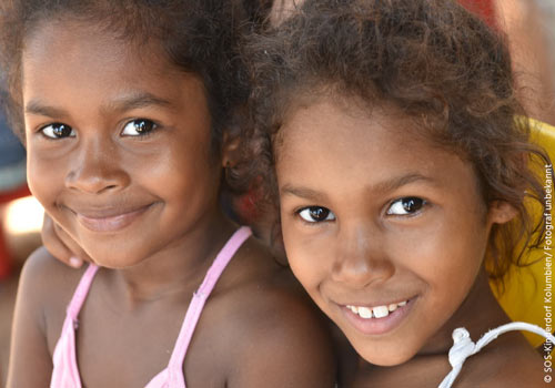 SOS Kinderdorf, zwei lachende Kinder aus Kolumbien