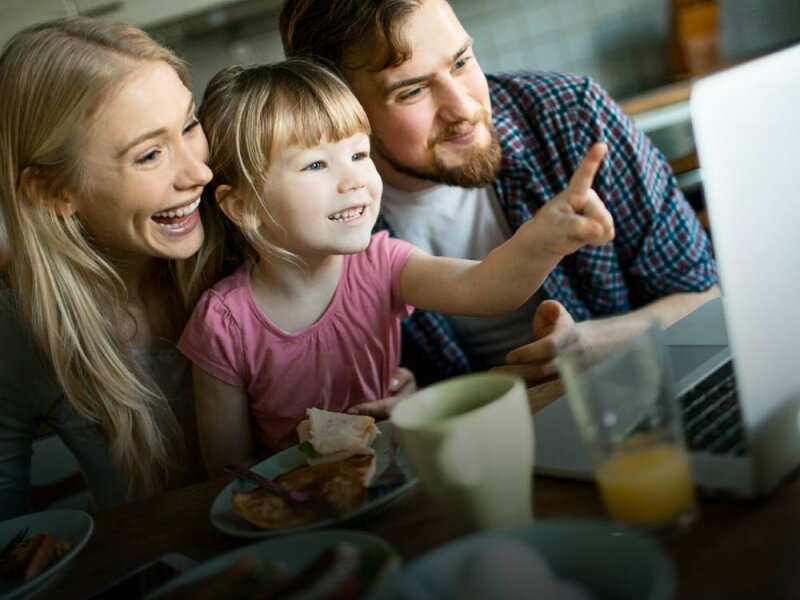 Familie voor een computer