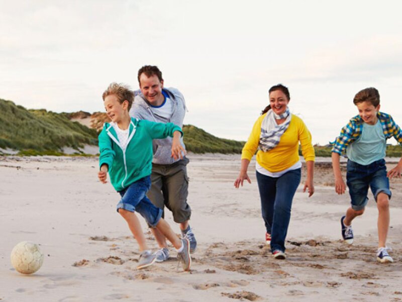 Junge Familie am Strand