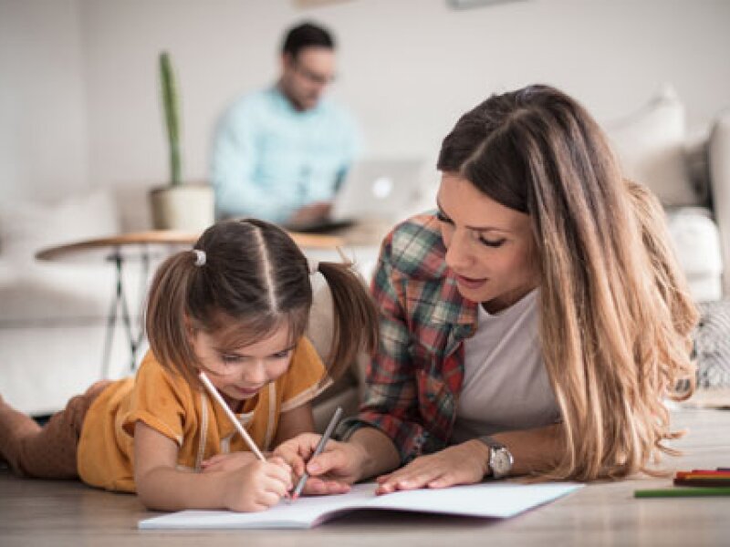 au pair con bambino e padre che lavora