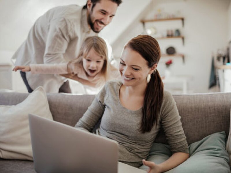 Padre e hija hablando con au pair