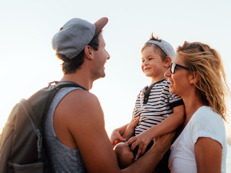 Joven familia en verano