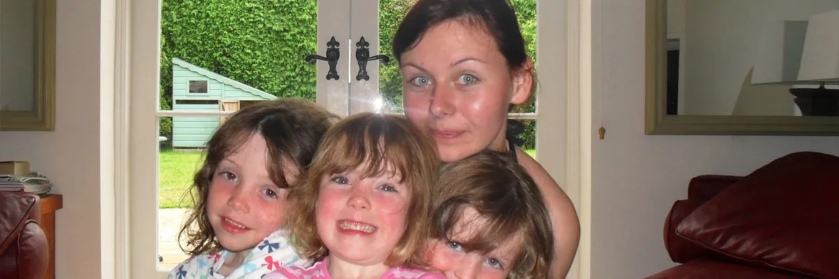 Cindy et les trois enfants de sa famille d'accueil