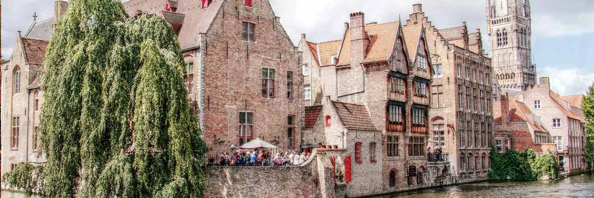 Belgische gebouwen die op een rivier liggen
