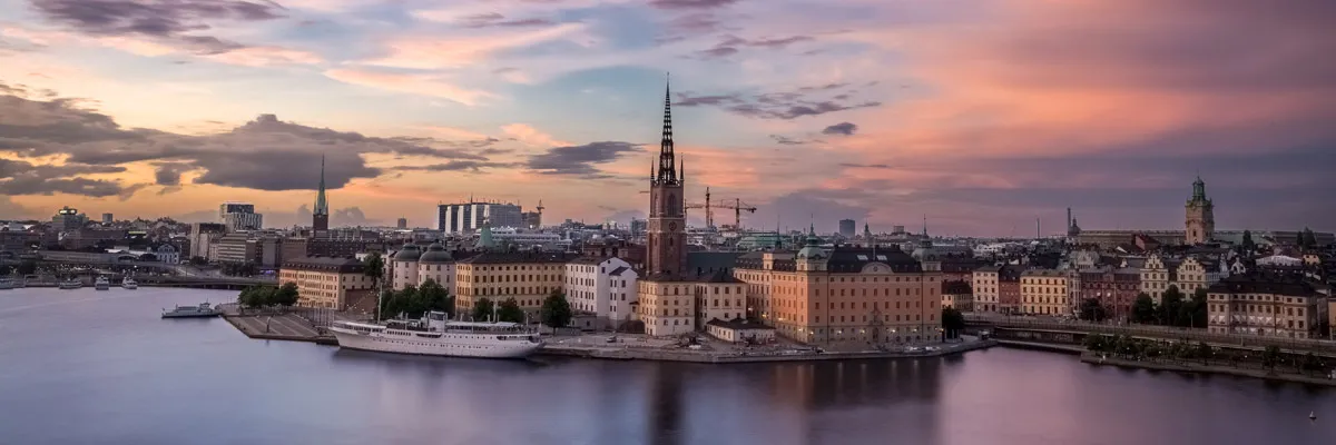 Schwedische Stadt bei Dämmerlicht am Wasser