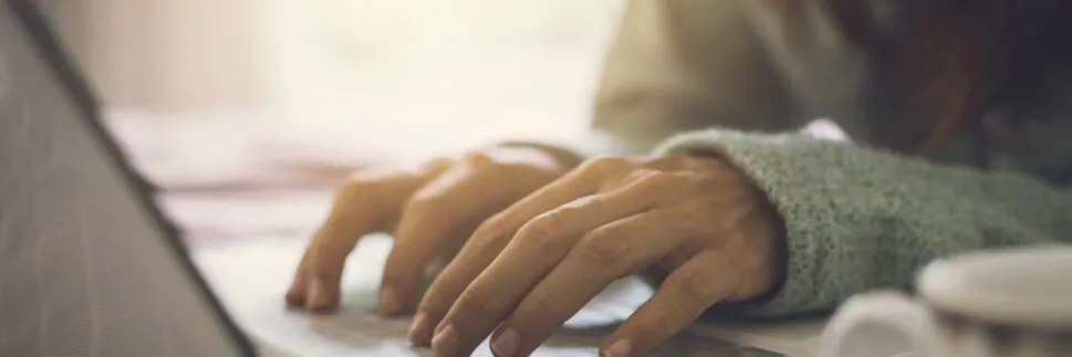 donne che scrivono su un computer portatile