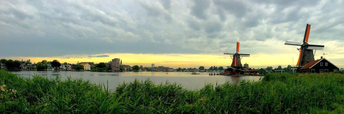 Holländische Landschaft mit Windmühlen