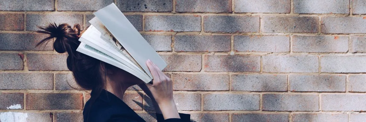 Chica con un libro