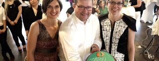 Ann-Kristin Cohrs, Uwe Regenbogen y Heike Fischer con la tarta de cumpleaños de AuPairWorld