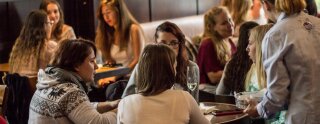 Ragazze alla pari che discutono e si confrontano