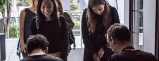 L'équipe d'AuPairWorld contrôle l'entrée des jeunes au pair