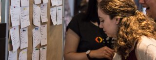 Une au pair regarde une affiche