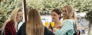 Des filles boivent à l'extérieur du bâtiment