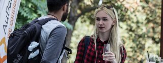 Un garçon et une fille se regardent dans les yeux