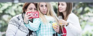 Au pairs se toman una foto con la panorámica de la ciudad como fondo